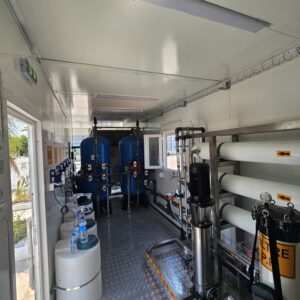 Station mobile de traitement et dessalement d'eau à l'énergie solaire
