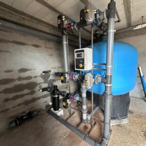 filtration intégrant : Média filtrant multicouche (gravier, sable, anthracite) Batterie de vannes pneumatiques Automatisme (cycle filtration / lavage / rinçage) Instrumentation complète (pression, ΔP…)